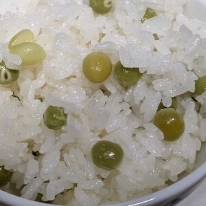 かつおダシの香りが良い♪たっぷりお豆ご飯